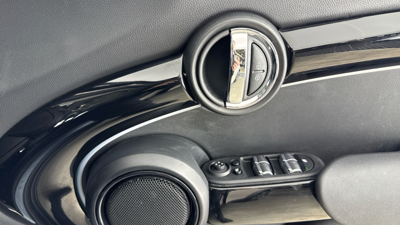 MINI Hatchback 1.5 Cooper Classic 5dr Auto [Nav Pack] Petrol Hatchback